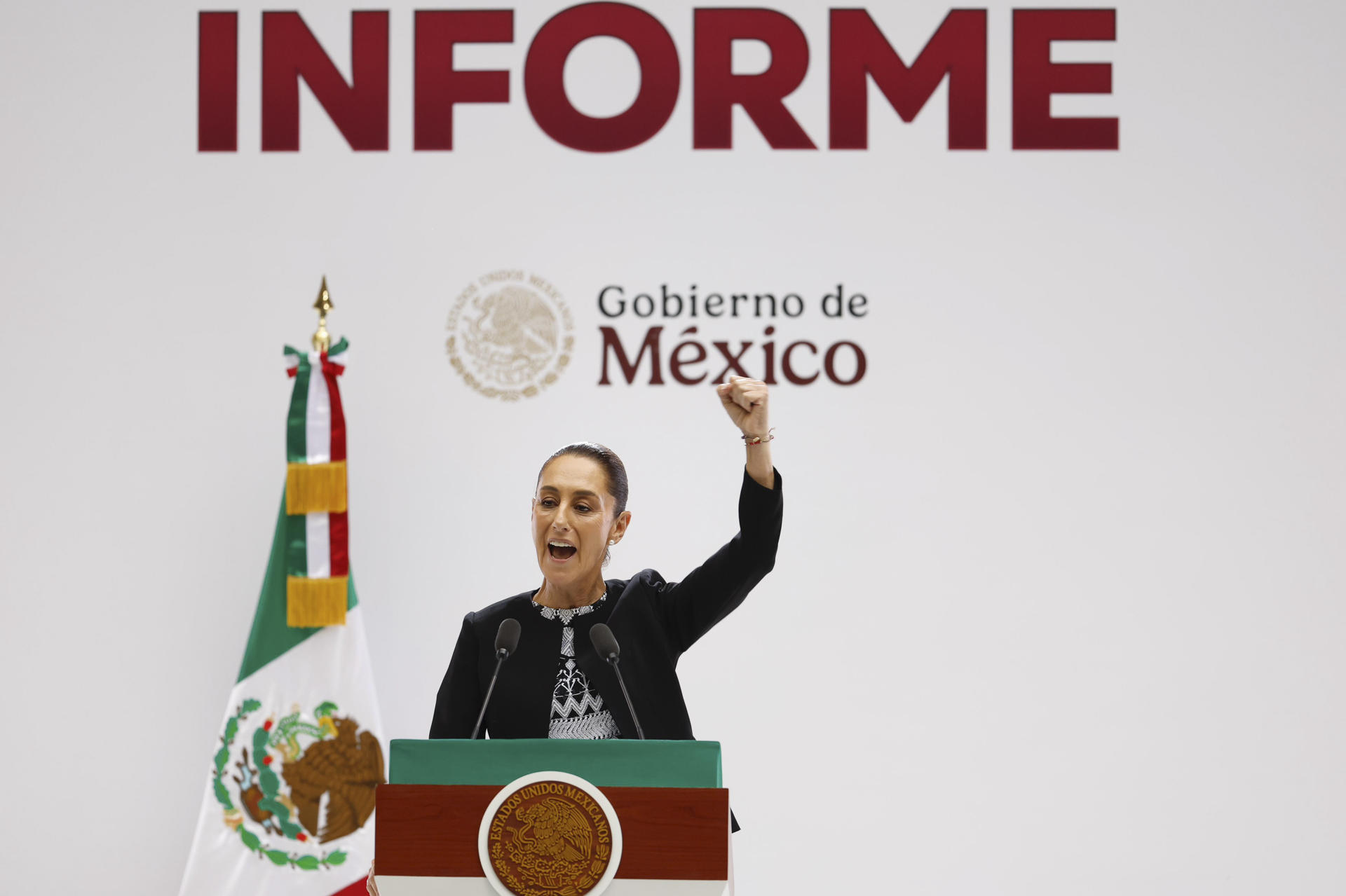 MEX1478. CIUDAD DE MÉXICO (MÉXICO), 01/09/2025.- La presidenta de México, Claudia Sheinbaum, habla durante su Primer Informe de Gobierno en el Palacio Nacional este lunes, en Ciudad de México (México). Sheinbaum aseguró que su Gobierno continuará con el rescate de las estatales Petróleos Mexicanos (Pemex) y la Comisión Federal de Electricidad (CFE), al destacarlas como eje de la recuperación de la soberanía energética del país