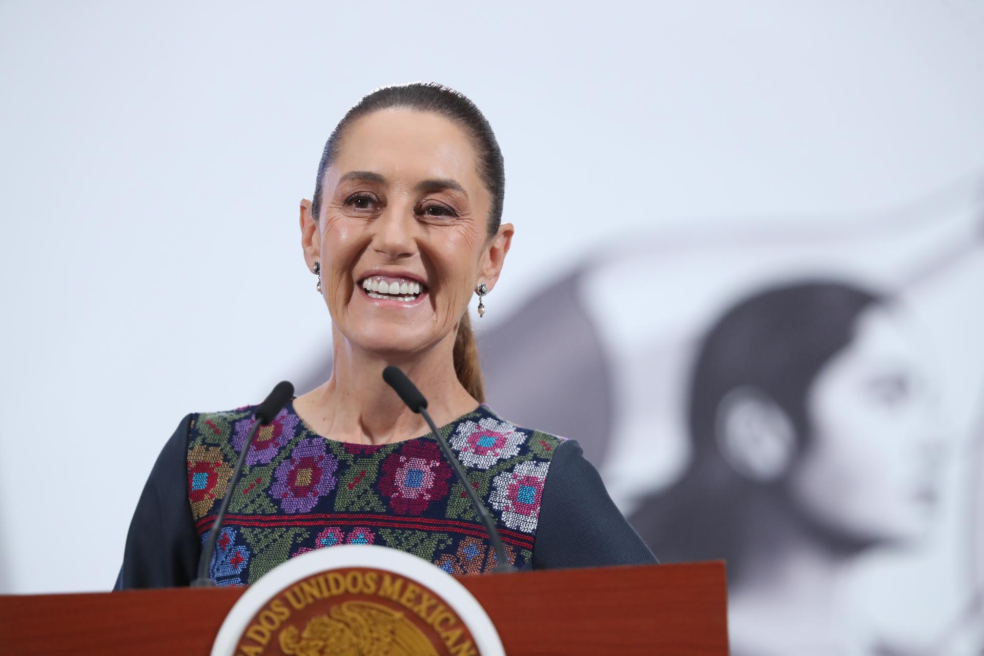 MEX2337. CIUDAD DE MÉXICO (MÉXICO), 11/09/2025.- La presidenta de México, Claudia Sheinbaum, habla durante una rueda de prensa este jueves, en el Palacio Nacional de la Ciudad de México (México). Sheinbaum pidió al Congreso disminuir el gasto proyectado para el Poder Judicial en 2026 y reasignar alrededor de 15.000 millones de pesos (unos 750 millones de dólares) hacia sectores como salud, educación, cultura e infraestructura.