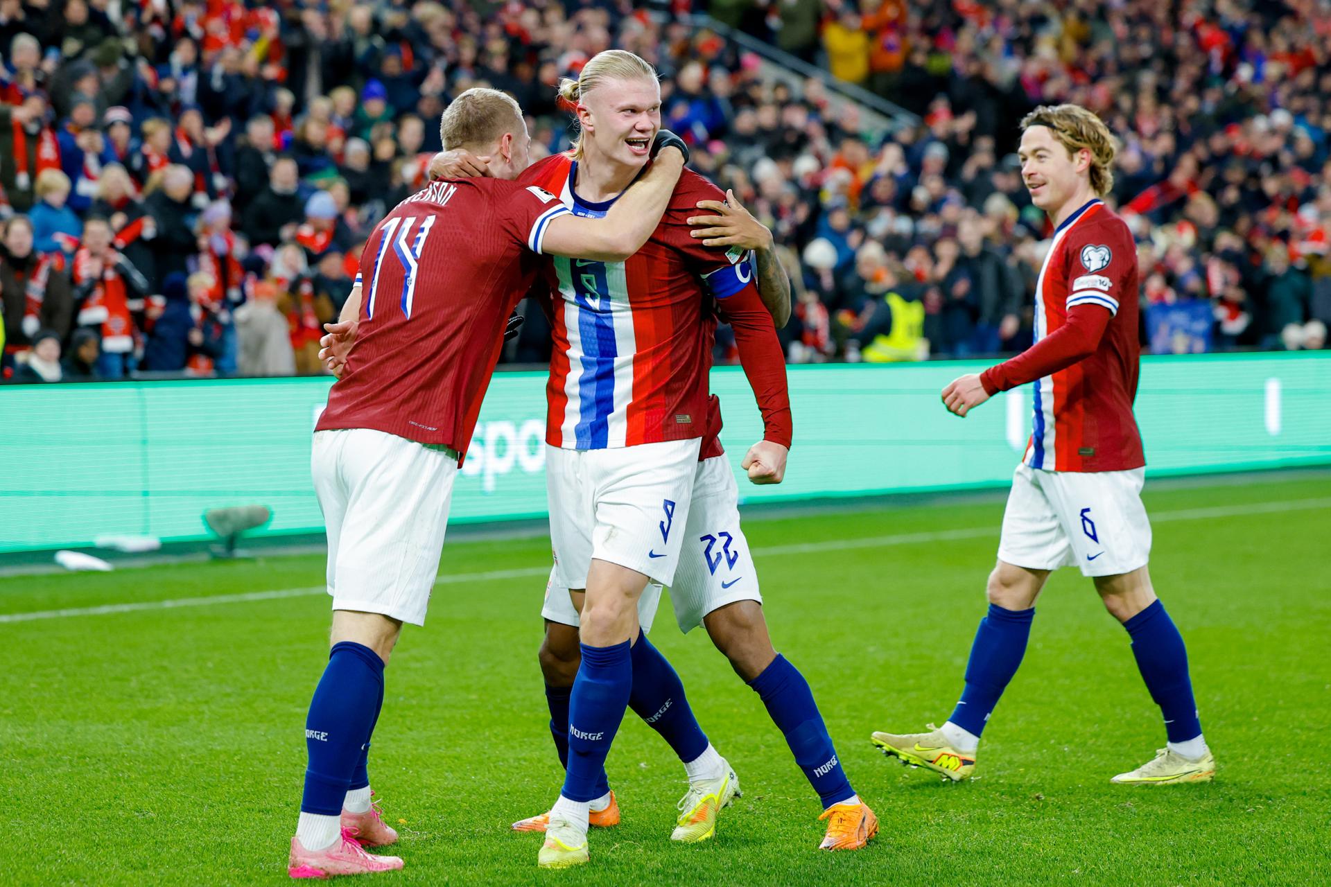 Oslo (Norway), 13/11/2025.- Norway's Julian Ryerson (L), Erling Braut Haaland (C), Oscar Bobb and Patrick Berg (R) celebrate a goal during the 2026 FIFA World Cup European Qualifiers Group I soccer match between Norway and Estonia at Ullevaal Stadium in Oslo, Norway, 13 November 2025. (Mundial de Fútbol, Noruega)