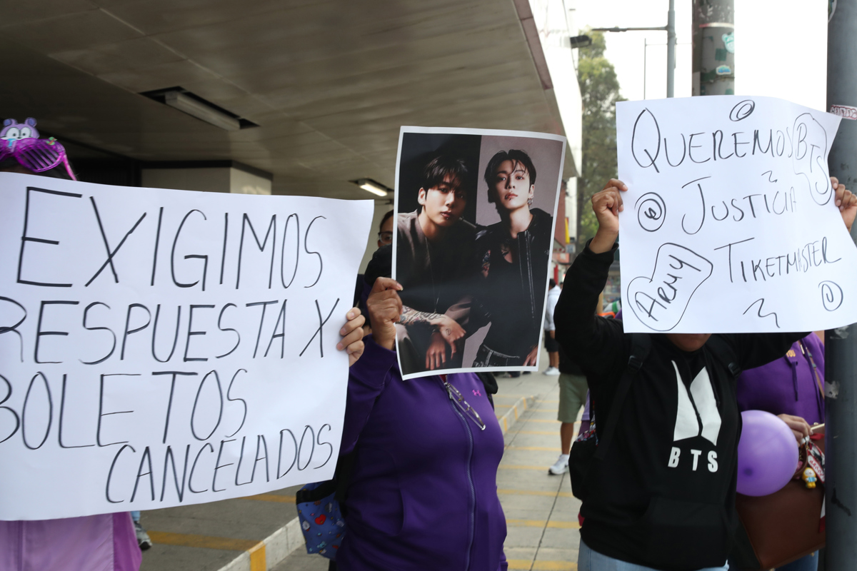 MEX3860. CIUDAD DE MÉXICO (MÉXICO), 06/02/2026.- Seguidoras del grupo de k-pop BTS sostienen carteles durante una manifestación este viernes, en Ciudad de México (México). Ataviados la mayoría con banderas y cintas moradas, color asociado al grupo surcoreano, las decenas de manifestantes marcharon hasta la sede de la Procuraduría Federal del Consumidor (Profeco) de México, organismo a quien le pidieron que hiciera "justicia" por la falta de "claridad" en la venta de entradas.