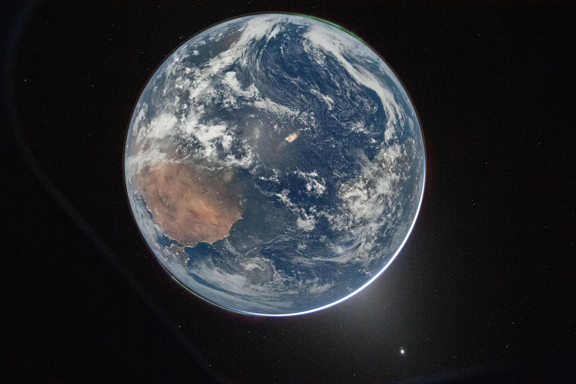 ESPACIO, 03/04/2026.- Imagen de la Tierra tomada por el astronauta de la NASA y comandante de la misión Artemis II, Reid Wiseman, desde la ventanilla de la nave espacial Orión el 2 de abril de 2026, tras completar la maniobra de inyección en órbita translunar.