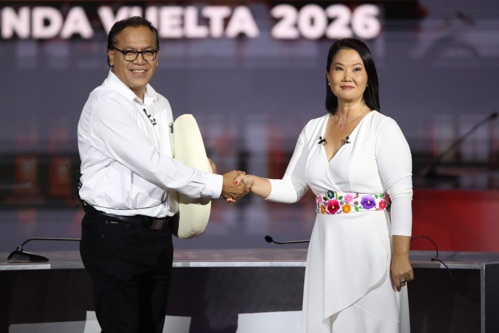 AME7357. LIMA (PERÚ), 31/05/2026.- La candidata derechista Keiko Fujimori (d) y el candidato izquierdista Roberto Sánchez posan durante un debate presidencial este domingo, en Lima (Perú). Este es el único debate entre Fujimori y Sánchez antes de la votación decisiva convocada para dentro de siete días, el próximo domingo 7 de junio.