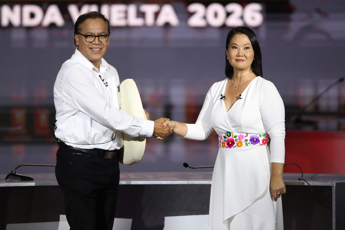 AME7357. LIMA (PERÚ), 31/05/2026.- La candidata derechista Keiko Fujimori (d) y el candidato izquierdista Roberto Sánchez posan durante un debate presidencial este domingo, en Lima (Perú). Este es el único debate entre Fujimori y Sánchez antes de la votación decisiva convocada para dentro de siete días, el próximo domingo 7 de junio.