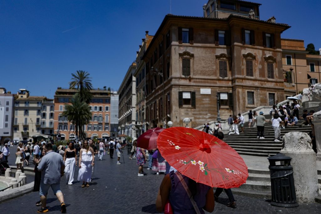 ROME (Italy), 27/05/2026.- People walk by the Spanish Steps during a heatwave in Rome, Italy, 27 May 2026. (Italia, Roma)