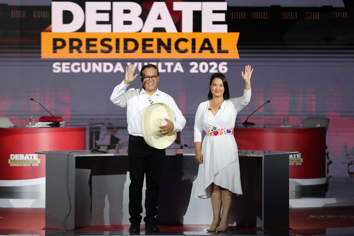 AME7365. LIMA (PERÚ), 31/05/2026.- La candidata derechista Keiko Fujimori (d) y el candidato izquierdista Roberto Sánchez saludan durante un debate presidencial este domingo, en Lima (Perú). Este es el único debate entre Fujimori y Sánchez antes de la votación decisiva convocada para dentro de siete días, el próximo domingo 7 de junio.