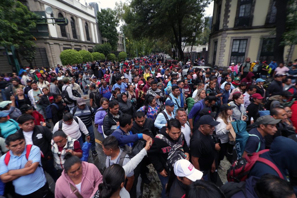 MEX5522. CIUDAD DE MÉXICO (MÉXICO), 10/06/2026.- Personas se manifiestan este miércoles, a las afueras de la Secretaria de Gobernación en Ciudad de México (México). A horas del inicio del Mundial 2026, agentes de la Secretaría de Seguridad Ciudadana (SSC) desplegaron un operativo de seguridad en el perímetro del Aeropuerto Internacional de la Ciudad de México (AICM) para contener la llegada prevista de manifestantes, integrantes de la Coordinadora Nacional de Trabajadores de la Educación (CNTE).