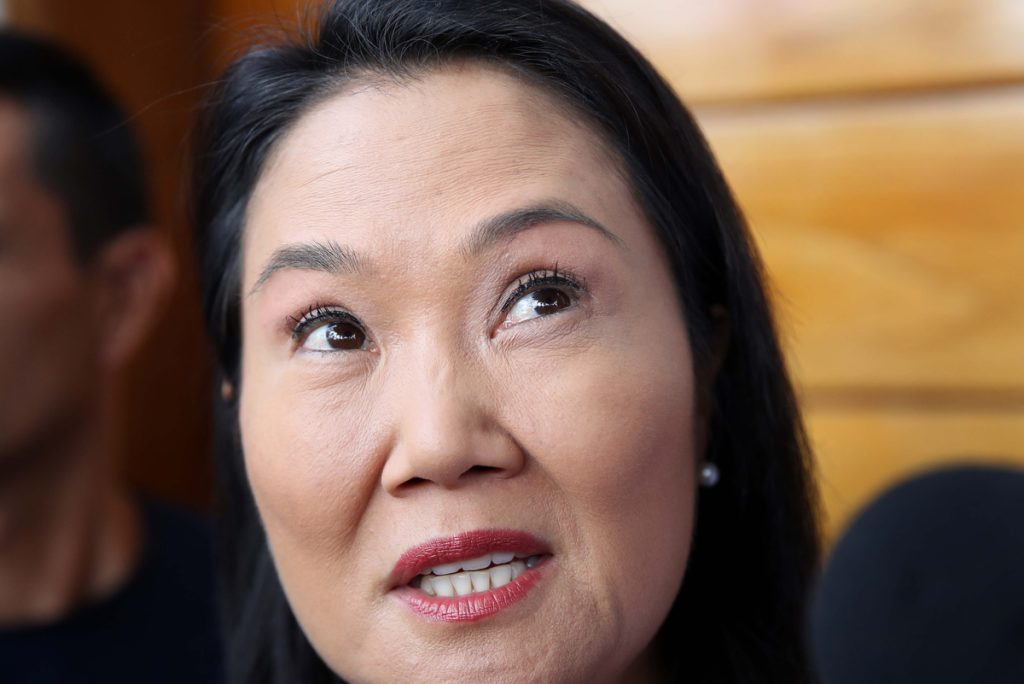 AME710. LIMA (PERÚ), 11/06/2026.- La candidata derechista a la Presidencia de Perú, Keiko Fujimori, habla a la prensa este jueves en Lima (Perú). Fujimori afirmó que van a esperar al conteo final de votos de la Oficina Nacional de Procesos Electorales (ONPE) para hacer un pronunciamiento.