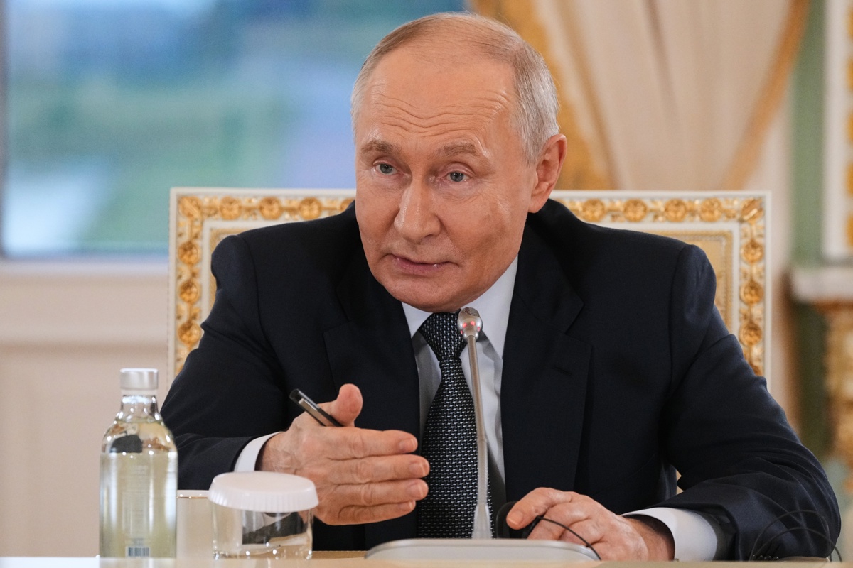ST. PETERSBURG (Russian Federation), 04/06/2026.- Russian President Vladimir Putin speaks to representatives of international news agencies on the sidelines of the St. Petersburg International Economic Forum at the Constantine Palace in St. Petersburg, Russia, 04 June 2026. The 29th SPIEF runs from 03 to 06 June 2026. (Rusia, San Petersburgo)