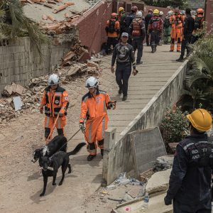 AME5379. LA GUAIRA (VENEZUELA), 28/06/2026.- Rescatistas trabajan en operaciones de rescate en una zona afectada por los terremotos, este domingo, en La Guaira (Venezuela).
