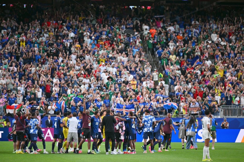 HOUSTON (United States), 27/06/2026.- Cape Verde players celebrate with fans after qualifying for the knockout stage following a 0-0 draw in the FIFA World Cup 2026 group stage match between Cape Verde and Saudi Arabia in Houston, USA, 26 June 2026. (Cabo Verde, Arabia Saudita)