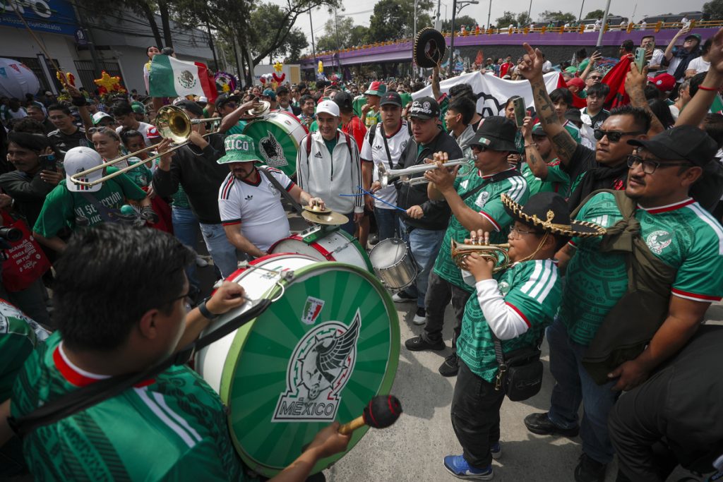 MEX5543. CIUDAD DE MÉXICO (MÉXICO), 11/06/2026.- Aficionados animan previo a la inauguración del Mundial de la FIFA 2026 este jueves, en el estadio Ciudad de México (México).