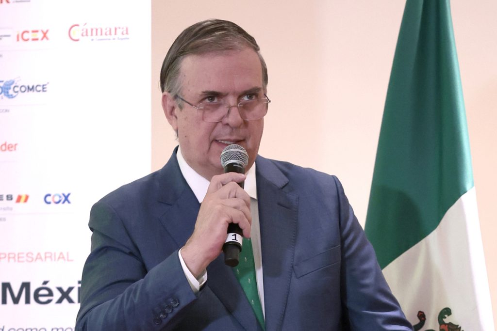MEX4485. CIUDAD DE MÉXICO (MÉXICO), 02/06/2026.- El secretario de Economía de México, Marcelo Ebrad, habla durante una rueda de prensa este martes, en Ciudad de México (México). El Gobierno de México respaldó extender el Tratado entre México, Estados Unidos y Canadá (T-MEC) por 16 años más, al considerar que el acuerdo ha dado estabilidad económica, certeza jurídica y ha sido un motor para atraer inversión extranjera directa.