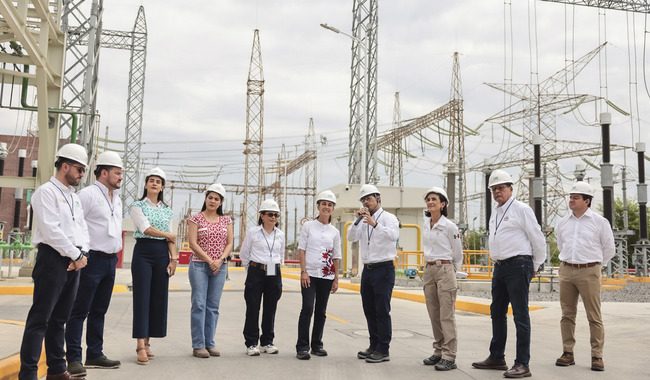 Manzanillo, Colima, México, 13 de junio de 2026. La doctora Claudia Sheinbaum Pardo, presidenta Constitucional de los Estados Unidos Mexicanos en Inauguración Central de Ciclo Combinado. Manzanillo, Colima. La acompañan Juan Francisco Cuevas Villagómez, director de Ingenieria y Proyectos de Infraestructura de la Comisión Federal de Electricidad; Juan Carlos Carpio Fragoso, director general de Petróleos Mexicanos; Leticia Ramírez Amaya, secretaria del Bienestar; Indira Vizcaíno Silva, gobernadora Constitucional del Estado de Colima; Luz Elena González Escobar, secretaria de Energía; Emilia Esther Calleja Alor, directora general de la Comisión Federal de Electricidad (CFE); Francisco Javier Maldonado Ramos, director de Operación de la Comisión Federal de Electricidad; Carlos Ortega Calatayud, secretario de Educación del Comité Ejecutivo Nacional del Sindicato Único de Trabajadores Electricistas de la República Mexicana y Rosa María Bayardo Cabrera, presidenta municipal de Manzanillo.