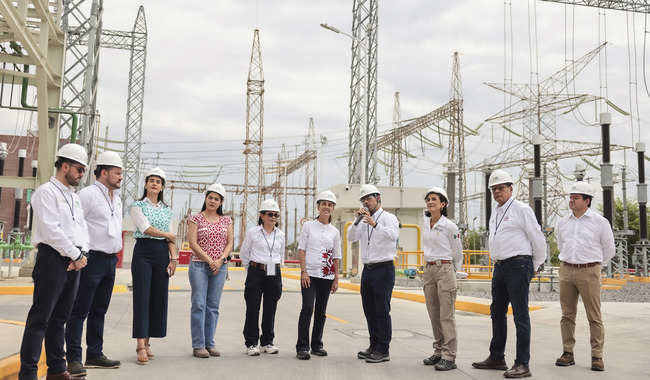 Manzanillo, Colima, México, 13 de junio de 2026. La doctora Claudia Sheinbaum Pardo, presidenta Constitucional de los Estados Unidos Mexicanos en Inauguración Central de Ciclo Combinado. Manzanillo, Colima. La acompañan Juan Francisco Cuevas Villagómez, director de Ingenieria y Proyectos de Infraestructura de la Comisión Federal de Electricidad; Juan Carlos Carpio Fragoso, director general de Petróleos Mexicanos; Leticia Ramírez Amaya, secretaria del Bienestar; Indira Vizcaíno Silva, gobernadora Constitucional del Estado de Colima; Luz Elena González Escobar, secretaria de Energía; Emilia Esther Calleja Alor, directora general de la Comisión Federal de Electricidad (CFE); Francisco Javier Maldonado Ramos, director de Operación de la Comisión Federal de Electricidad; Carlos Ortega Calatayud, secretario de Educación del Comité Ejecutivo Nacional del Sindicato Único de Trabajadores Electricistas de la República Mexicana y Rosa María Bayardo Cabrera, presidenta municipal de Manzanillo.
