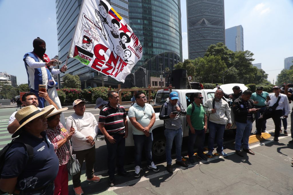 MEX4012. CIUDAD DE MÉXICO (MÉXICO), 28/05/2026.- Maestros mexicanos de la Coordinadora Nacional de Trabajadores de la Educación (CNTE) bloquean este jueves, una de las principales avenidas de Ciudad de México (México).