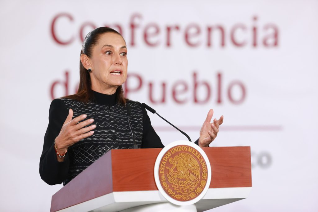 MEX7114. CIUDAD DE MÉXICO (MÉXICO), 01/07/2026.- La presidenta de México, Claudia Sheinbaum, habla durante una rueda de prensa este miércoles, en el Palacio Nacional de Ciudad de México (México). Sheinbaum felicitó a la selección nacional por su pase a octavos de final del Mundial de fútbol y aseguró que la victoria por 2-0 contra Ecuador fue una "alegría muy grande" y un "orgullo para todos los mexicanos".