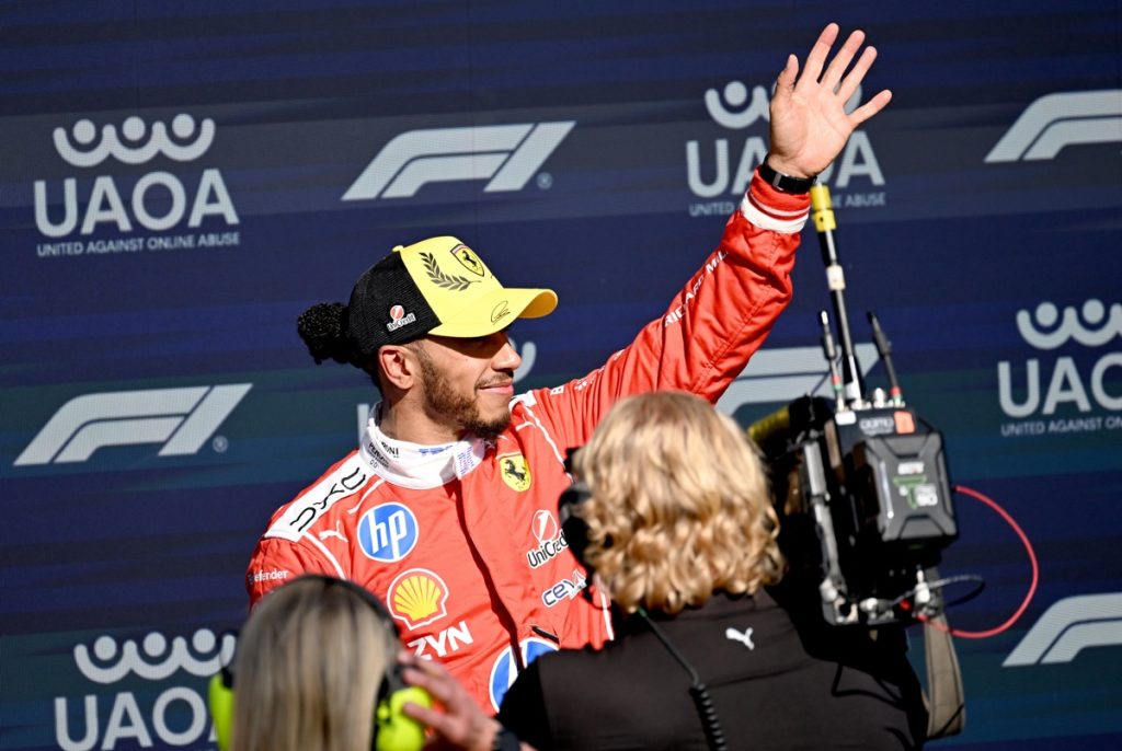SILVERSTONE (United Kingdom), 03/07/2026.- Scuderia Ferrari driver Lewis Hamilton of Britain waves after winning the Sprint Qualifying ahead of the Formula One British Grand Prix at the Silverstone Circuit racetrack in Silverstone, Britain, 03 July 2026. The 2026 Formula 1 British Grand Prix is held on 05 July. (Fórmula Uno, Reino Unido)