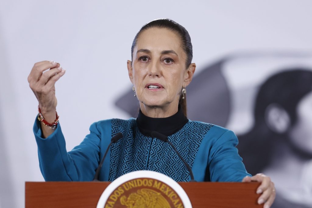 MEX7348. CIUDAD DE MÉXICO (MÉXICO), 07/07/2026.- La presidenta de México, Claudia Sheinbaum, habla en una rueda de prensa este martes, en el Palacio Nacional de Ciudad de México /México). Sheinbaum cuestionó la versión de Estados Unidos sobre la captura del narcotraficante Ismael 'El Mayo' Zambada y preguntó "¿quién mintió?", luego de que un reportaje reavivara las dudas sobre la participación del Buró Federal de Investigaciones (FBI) en el operativo.