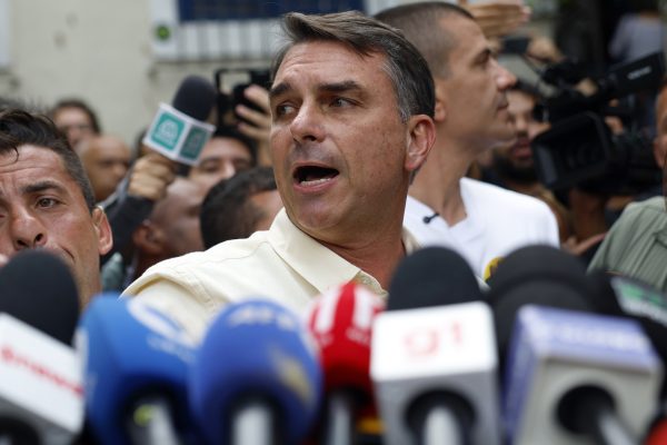RÍO DE JANEIRO (BRASIL), 04/10/2026.- El candidato a la presidencia de Brasil, Flavio Bolsonaro se dirige a los medios tras votar en una escuela de la zona norte de Río de Janeiro, Brasil, durante la primera vuelta de las elecciones. Más de 158 millones de brasileños están convocados este domingo a las urnas en unas elecciones que no solo decidirán la permanencia de Luiz Inácio Lula da Silva o el ascenso del ultraderechista Flávio Bolsonaro, sino que redefinirán el equilibrio de poder en la región frente a la presión de Washington.