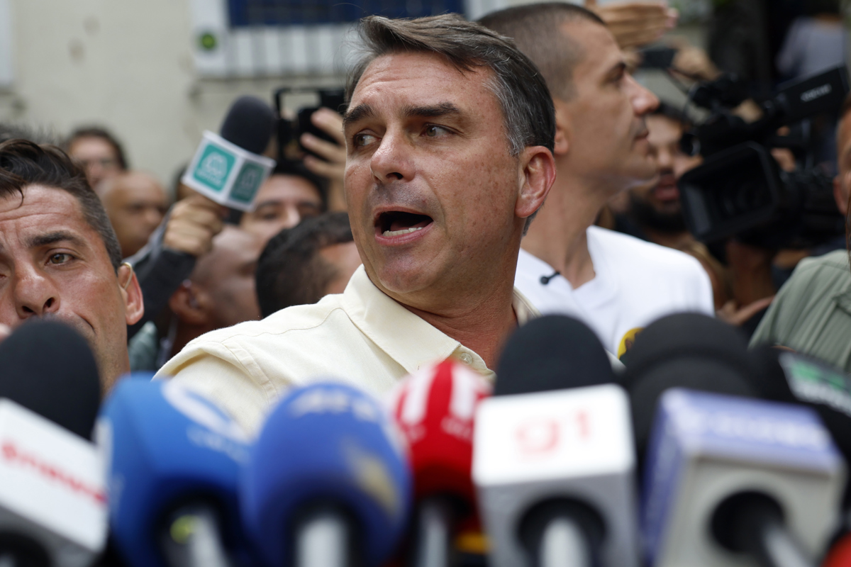 RÍO DE JANEIRO (BRASIL), 04/10/2026.- El candidato a la presidencia de Brasil, Flavio Bolsonaro se dirige a los medios tras votar en una escuela de la zona norte de Río de Janeiro, Brasil, durante la primera vuelta de las elecciones. Más de 158 millones de brasileños están convocados este domingo a las urnas en unas elecciones que no solo decidirán la permanencia de Luiz Inácio Lula da Silva o el ascenso del ultraderechista Flávio Bolsonaro, sino que redefinirán el equilibrio de poder en la región frente a la presión de Washington.