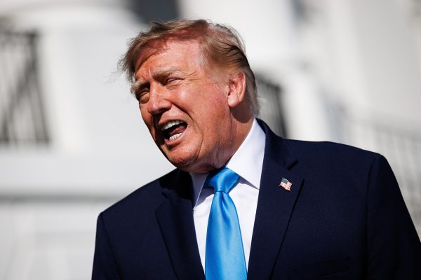WASHINGTON (United States), 05/10/2026.- US President Donald Trump speaks to reporters on the South Lawn before departing the White House in Marine One in Washington, DC, USA, 05 October 2026. President Trump will deliver remarks at a midterm election rally at the Pinnacle Bank Expo Center in Grand Island, Nebraska, campaigning in support of Republican US Senator Pete Ricketts, who faces independent challenger Dan Osborn in the November midterm elections. (Elecciones)