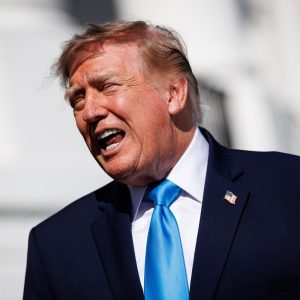 WASHINGTON (United States), 05/10/2026.- US President Donald Trump speaks to reporters on the South Lawn before departing the White House in Marine One in Washington, DC, USA, 05 October 2026. President Trump will deliver remarks at a midterm election rally at the Pinnacle Bank Expo Center in Grand Island, Nebraska, campaigning in support of Republican US Senator Pete Ricketts, who faces independent challenger Dan Osborn in the November midterm elections. (Elecciones)